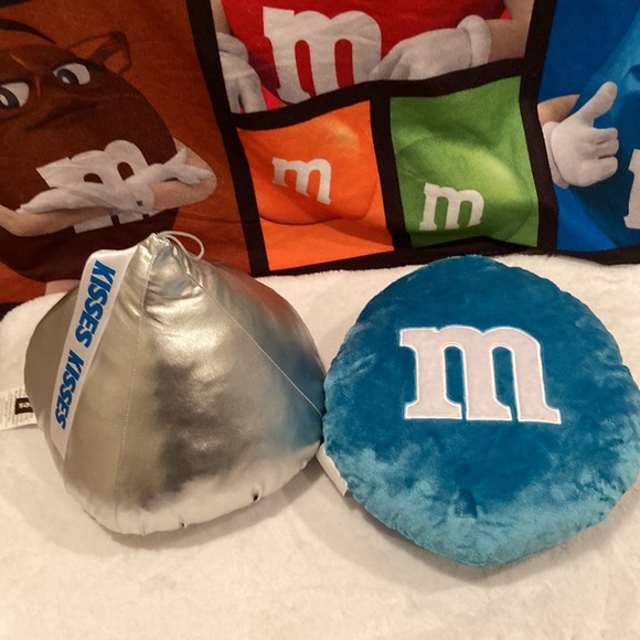 Hershey’s/Mars pillows and blanket bundle - Picture 2 of 3